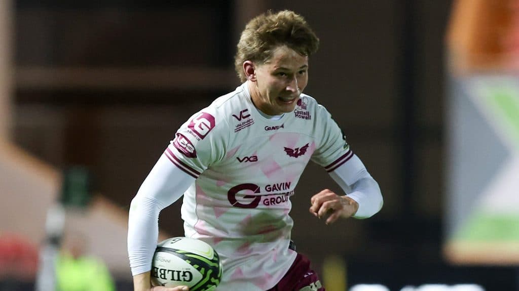 Ellis Mee sigue en Scarlets tras firmar un nuevo contrato