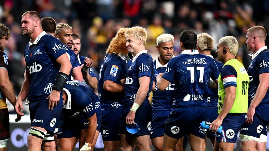 Los Blues afrontan los playoffs sin Beauden Barrett