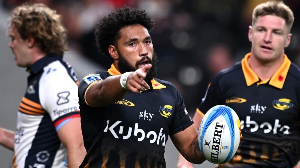Hurricanes enfrentan a Brumbies con tres bajas clave en el debut de playoffs