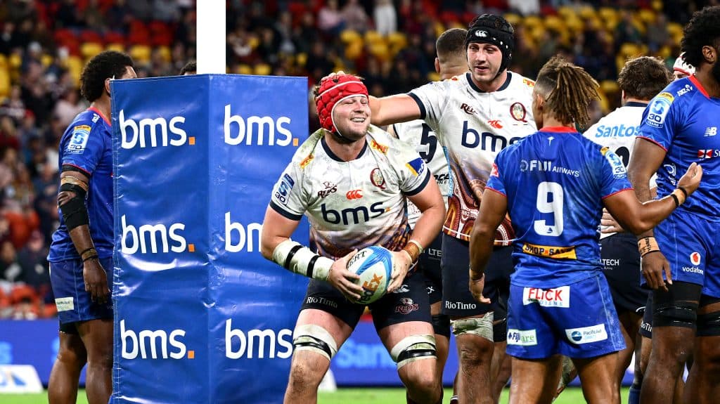 Reds superan el envión de los Drua pero pierden a un Wallaby clave