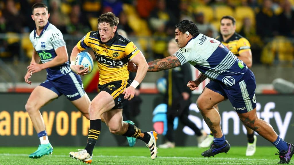 Polémica por la maniobra de Cam Roigard en la semi entre Hurricanes y Blues