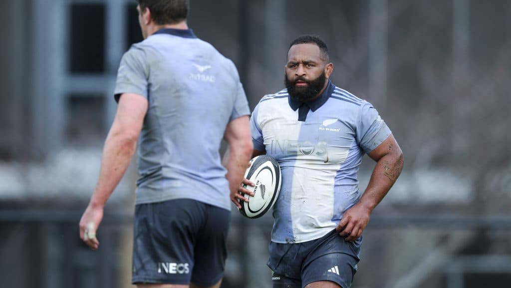 George Bower celebra su partido 100 en Super Rugby con un try