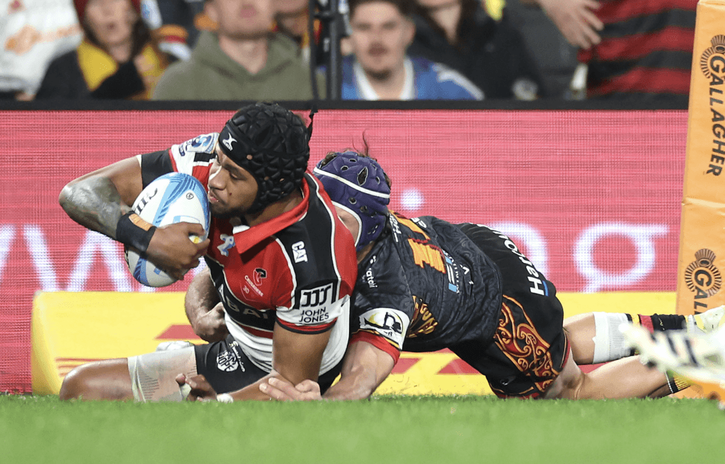 Los Crusaders no pudieron frenar el vendaval de los Chiefs y cayeron en semifinales