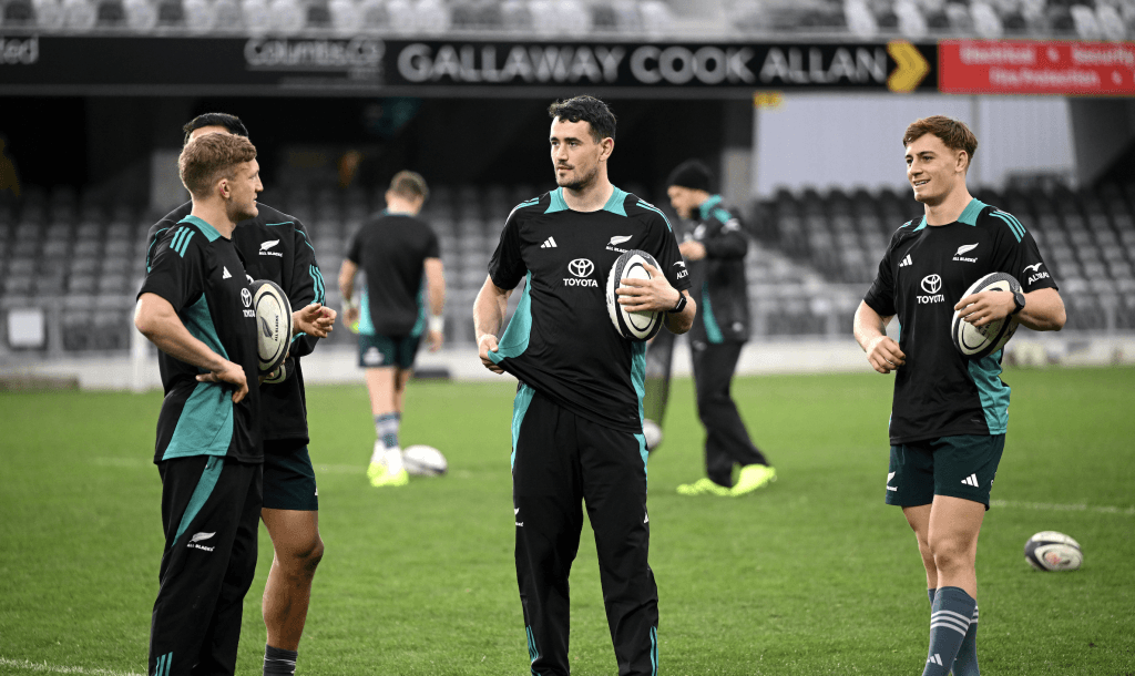 Debate abierto por el puesto de apertura en los All Blacks antes de la final