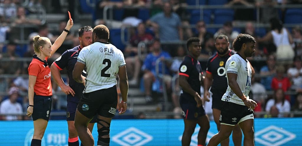 Insólita roja permanente para Simione Kuruvoli en el duelo entre Fiji e Inglaterra