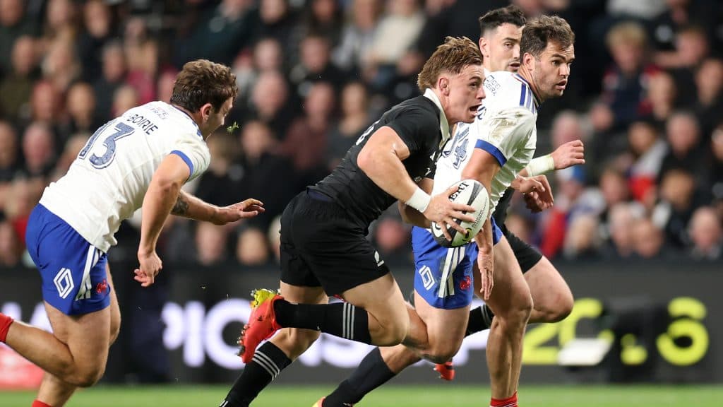 Ruben Love recibió elogios de Rennie y Savea tras su debut como 10 en los All Blacks