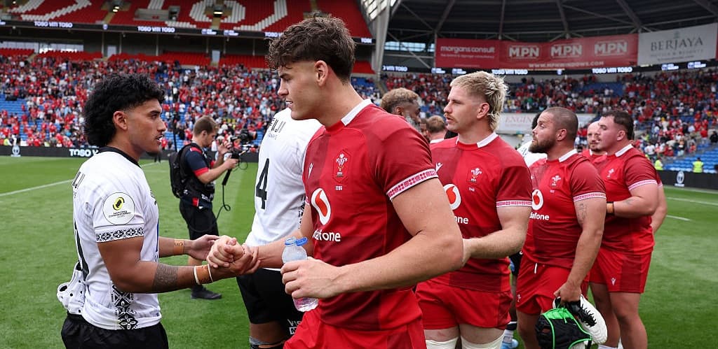 Los Scarlets retienen a Eddie James en medio de la disputa con Ospreys