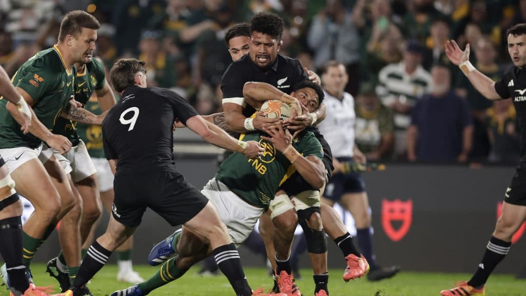 Dan Carter elogia a Sacha Feinberg-Mngomezulu pero advierte sobre el salto internacional