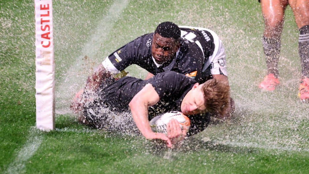 Damian McKenzie mejora y apunta al primer Test en Ellis Park