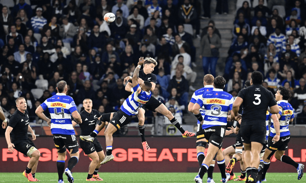 Neil Barnes elogia a Beauden Barrett tras su actuación ante Stormers