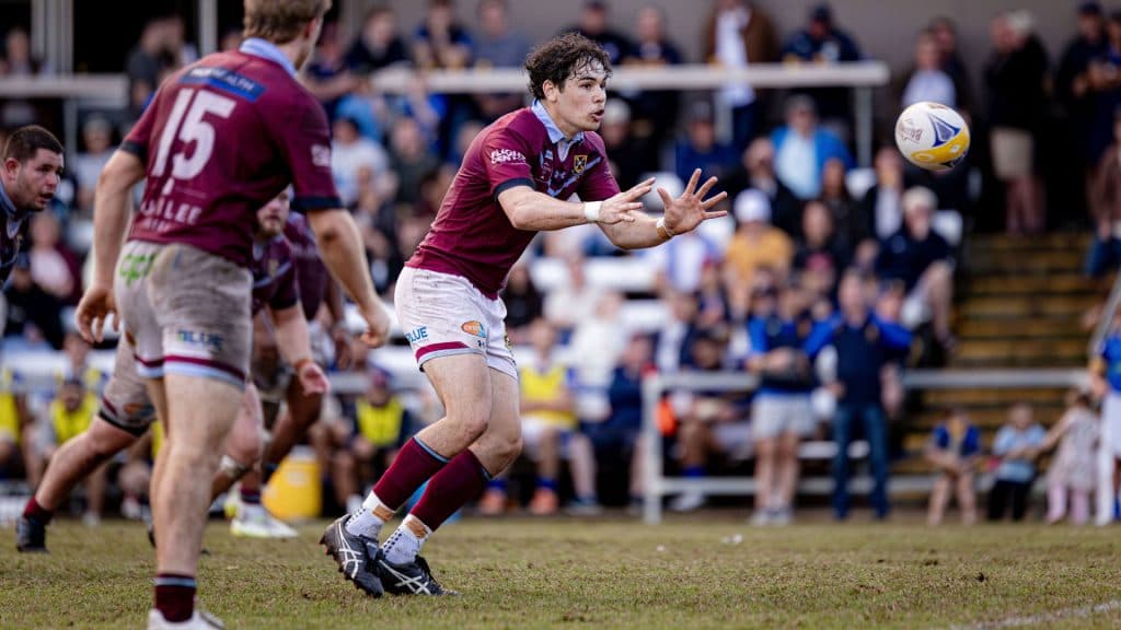 El influencer Tiarnan Neville y su desafío pateando con ex Wallabies