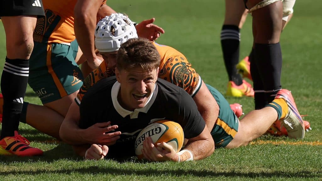 Beauden Barrett suma 48 tries con los All Blacks tras doblete en Sydney