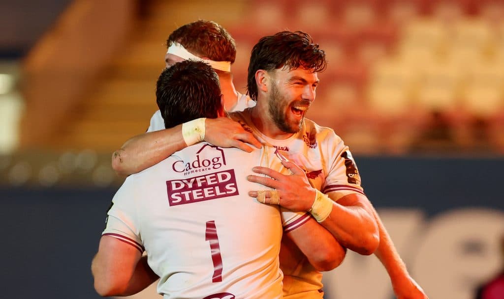 Scarlets se impusieron con autoridad frente a Newcastle y Ulster festejó con doblete de Walker